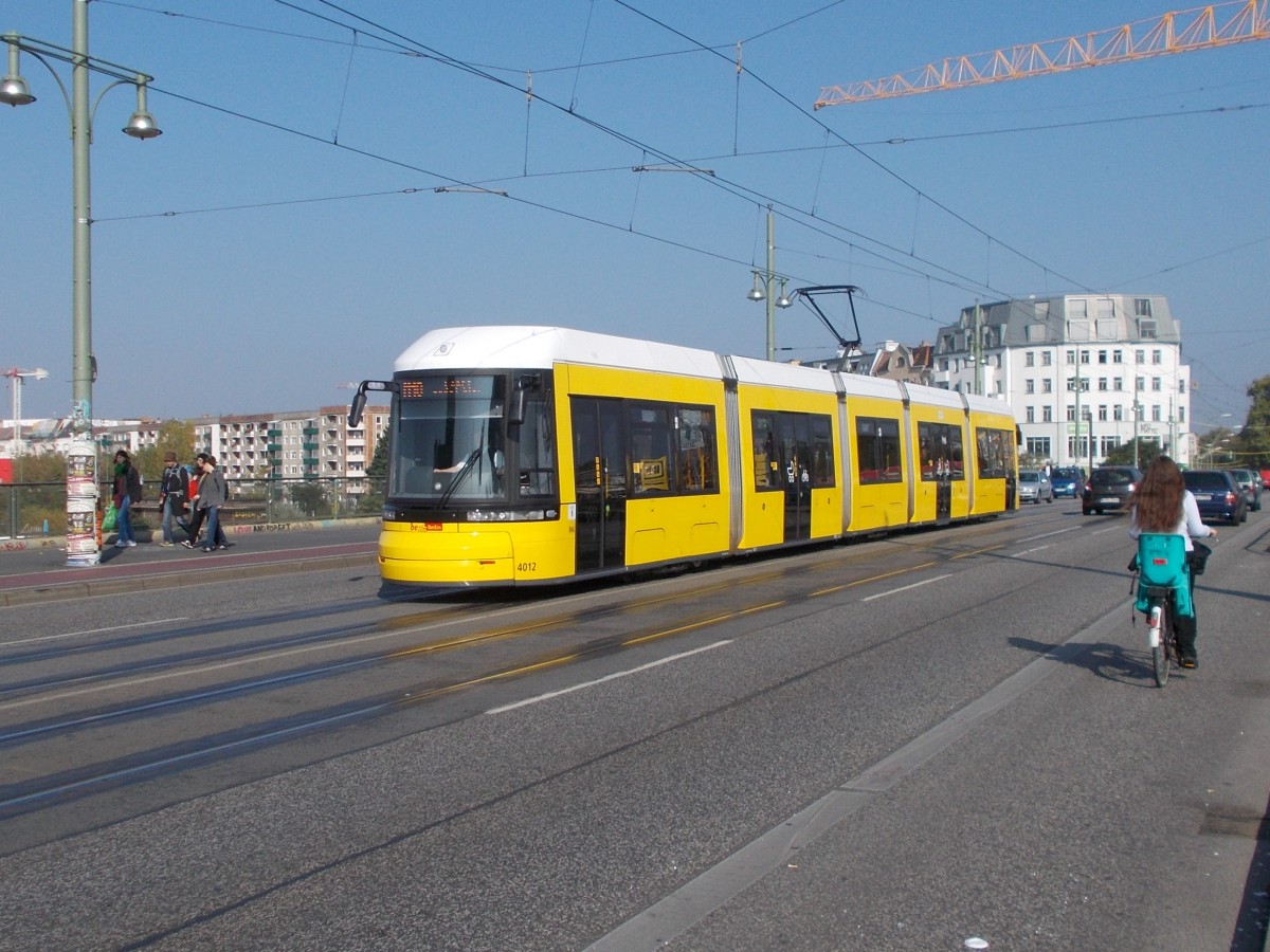 Der Tw4012 überquerte,am 05.Oktober 2014,die Warschauer Brücke in Berlin.