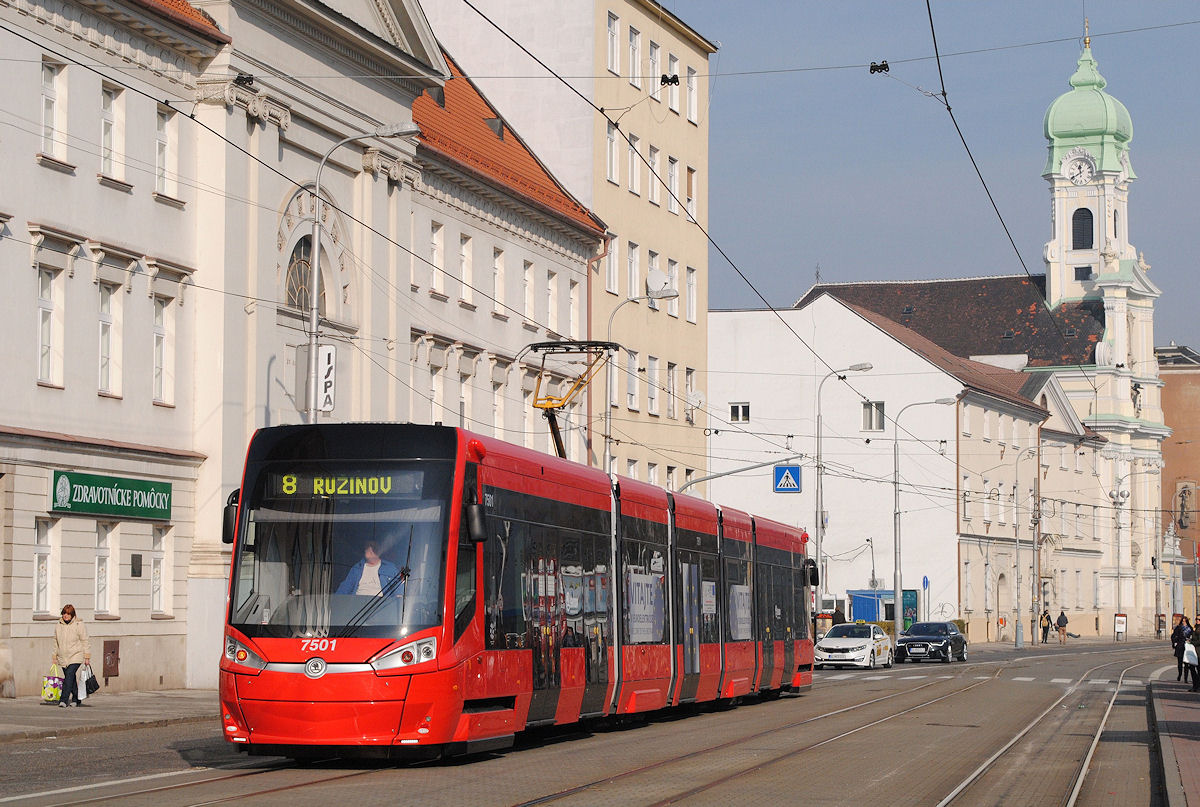 Der Tw.7501 hat soeben von Rača kommend als Linie 3 die Endstelle Namestie SNP erreicht und setzt nun als Linie 8 die Fahrt nach Ružinov fort. (06.11.2015)