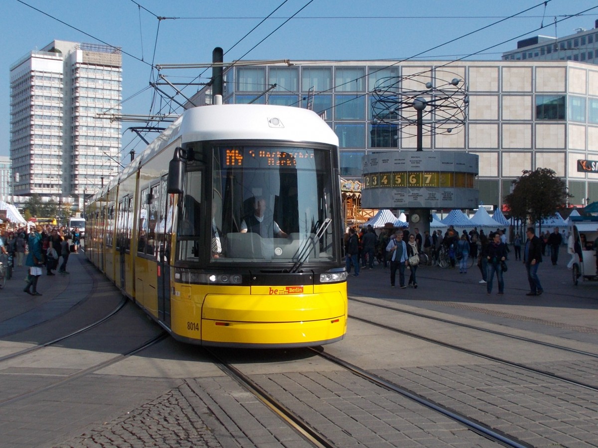 Der Tw8014 überquerte,am 05.Oktober 2014,den Berliner Alexanderplatz mit der Weltzeituhr.