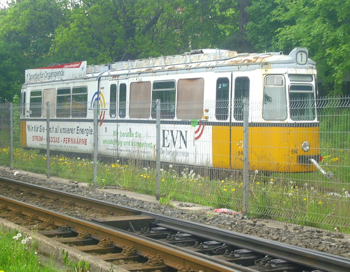 Der TW94 der Straßenbahn Nordhausen abgestellt auf dem eingezäunten Abstellgleis am 11.05.2013. Baujahr 1965 Maschinenfabrik Esslingen und bis 1994 eingesetzt in Freiburg als TW114. Inzwischen verschrottet.