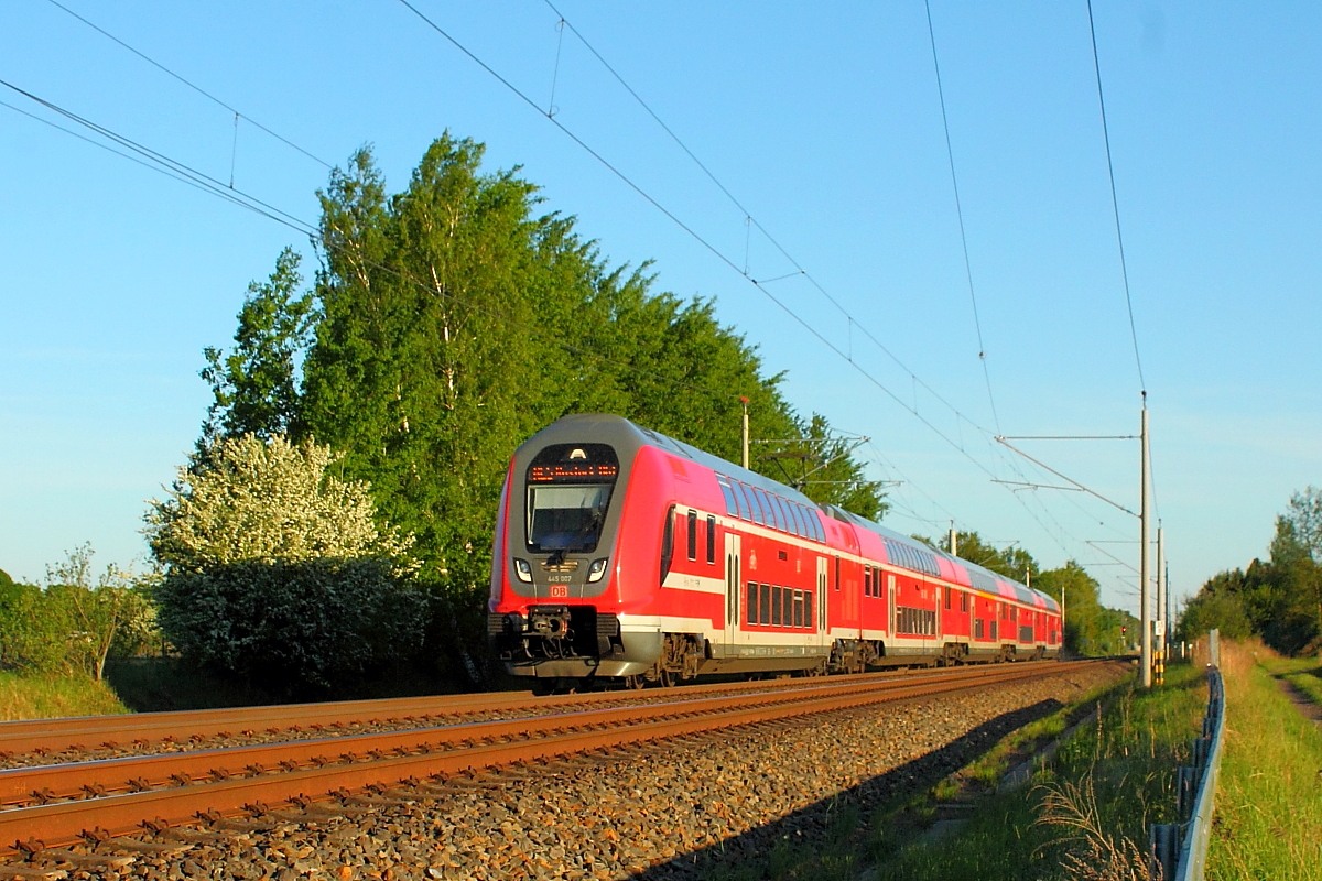 Der Twindex-Vario 445 007 als RE 4364 auf der RE 5 von Elsterwerda nach Rostock Hbf am 06.05.2018 in Nassenheide.