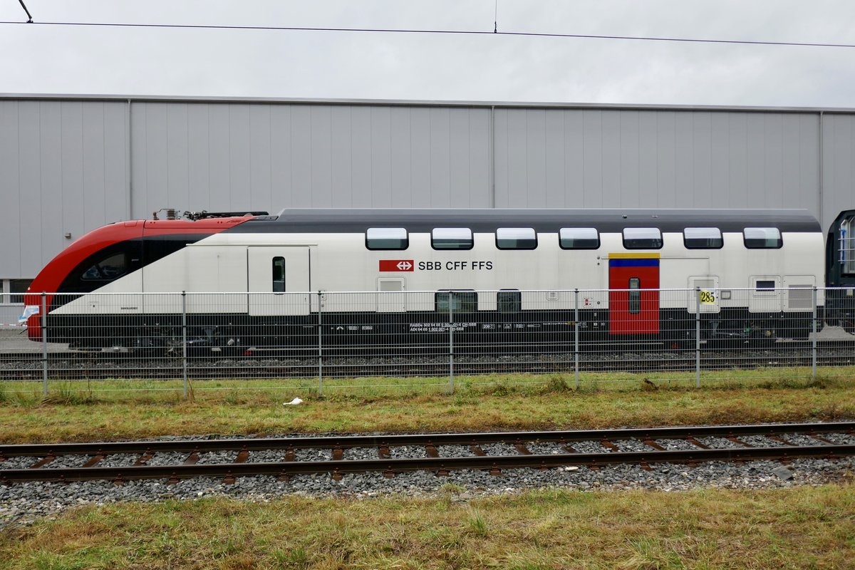 Der Twindexx IC 200 Steuerwagen ADt 94 85 1 502 001-4 am 22.12.18 beim Bombardier Werk Villeneuve abgestellt.