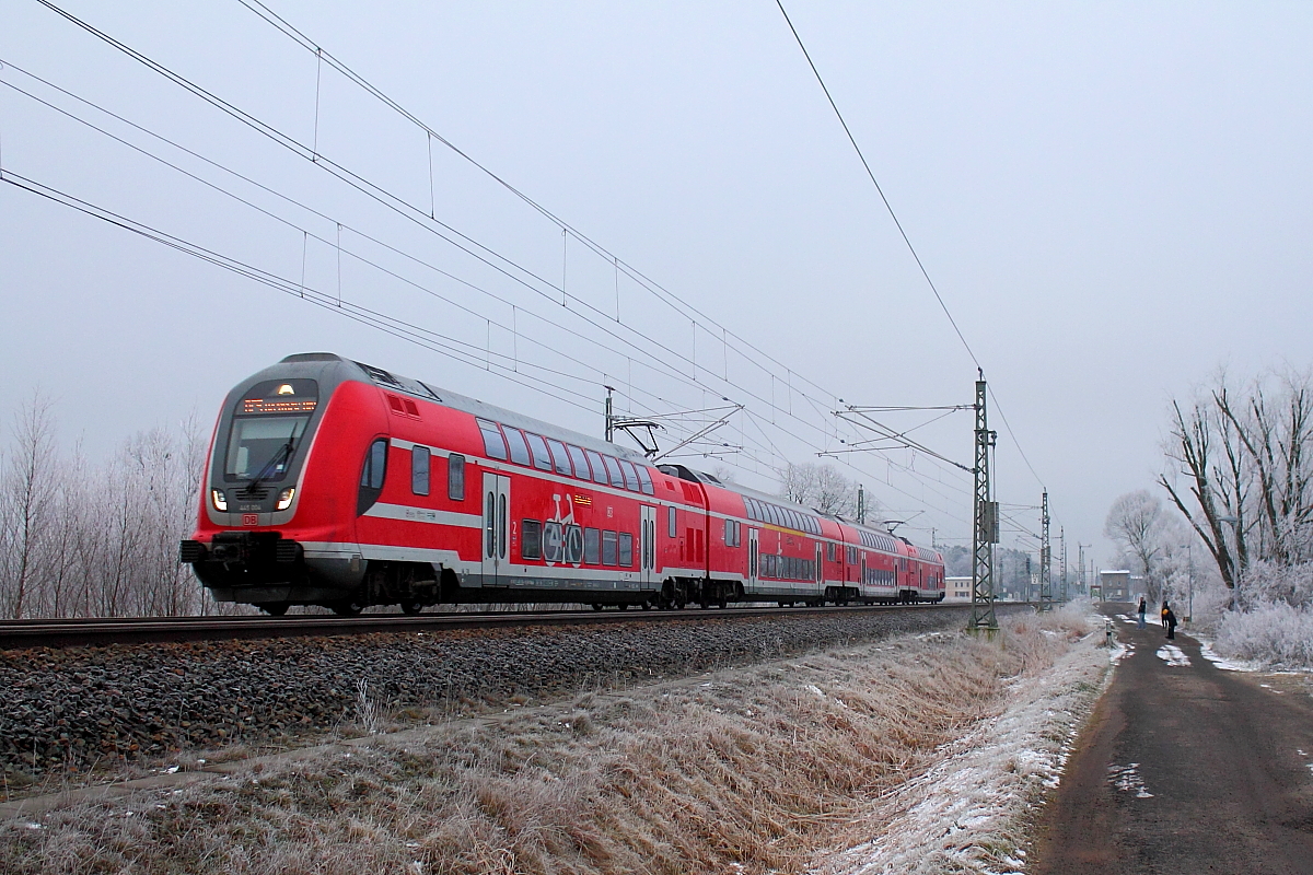 Der Twindexx-Vario 445 004 auf der RE 5 als RE 4360 von Elsterwerda nach Rostock Hbf am 20.01.2018 in Nassenheide.