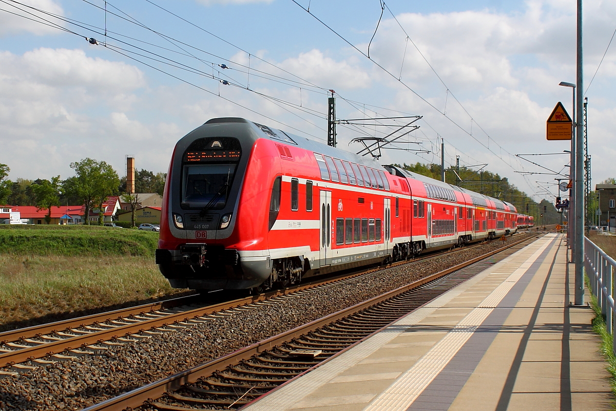 Der Twindexx Vario 445 007 als RE 4360 von Elsterwerda nach Rostock Hbf am 25.04.2018 in Nassenheide.