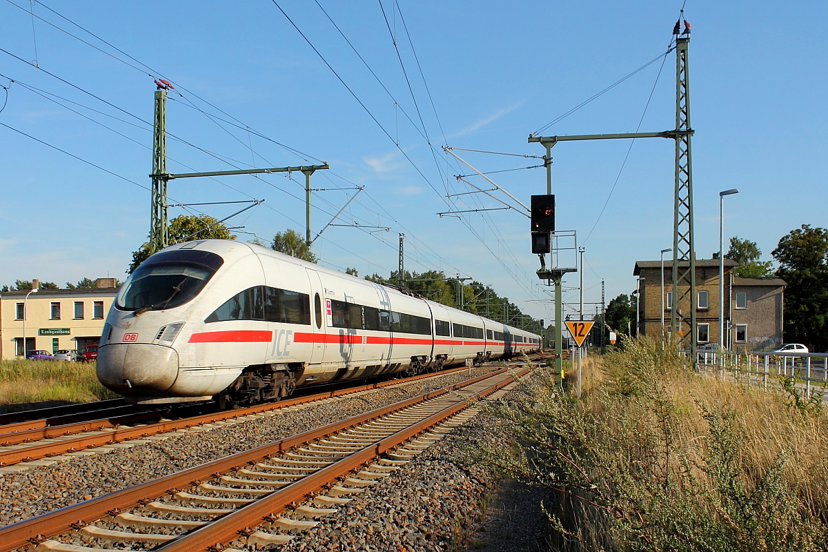 Der Tz 1109 „Güstrow“ als ICE 1508 von München Hbf nach Warnemünde am 06.08.2015 bei der Fahrt durch Nassenheide.