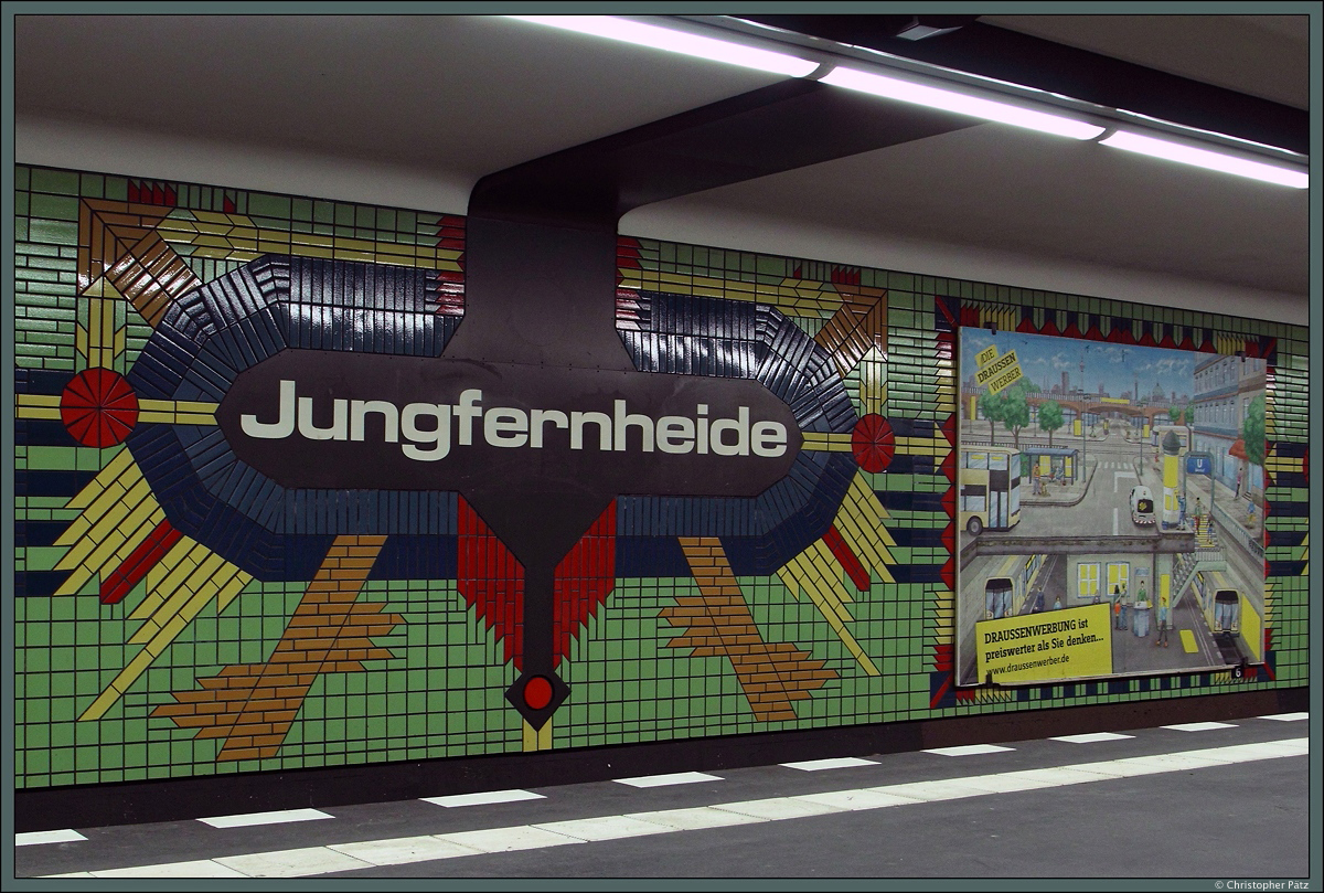 Der U-Bahnhof Jungfernheide wurde 1980 anlässlich der Inbetriebnahme der U7 eröffnet. Die Wände wurden mit bunten Keramikfliesen verziert. Oberhalb der Station liegt der gleichnamige Regional- und S-Bahnhof an der Ringbahn. (Berlin Jungfernheide, 28.03.2015)