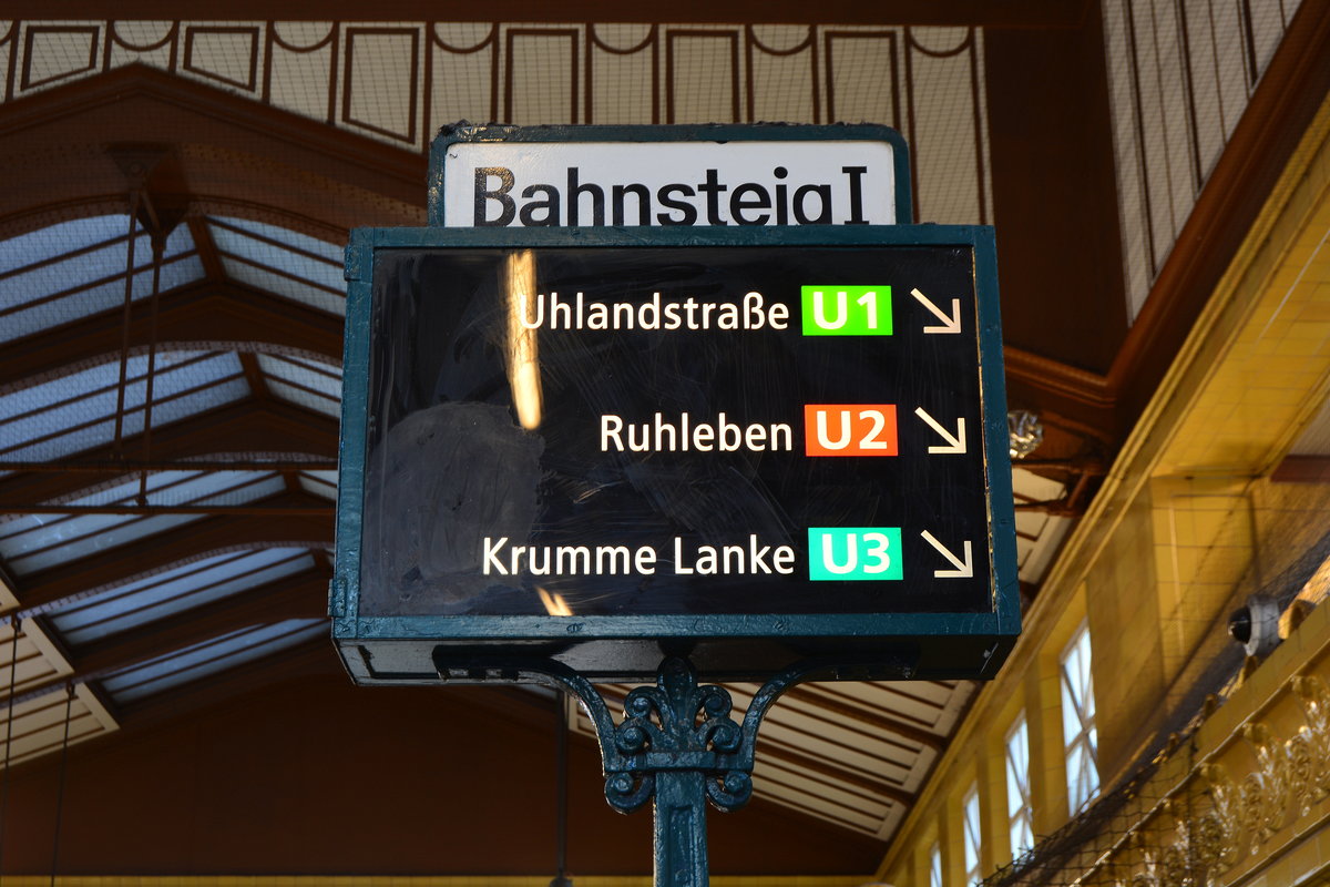 Der U-Bahnhof Wittenbergplatz fällt durch sein großes und sehr altertümliches Innendesign auf. Hier sieht man einen alten Linienanzeiger für den Bahnsteig 1 fr die Linien U1,U2 und U3.

Berlin Schöneberg 03.01.2018