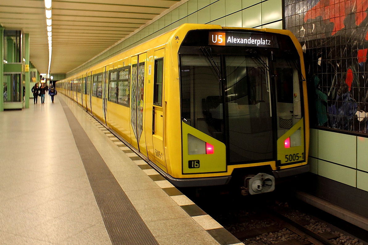 Der U-Bahnzug 5005 der Bauart H 97 auf der Linie U 5 von Hönow nach Alexanderplatz beim Halt am 08.02.2016 in der Station Magdalenenstraße.
Der Zug wurde 1998 bei Adtranz gebaut.
