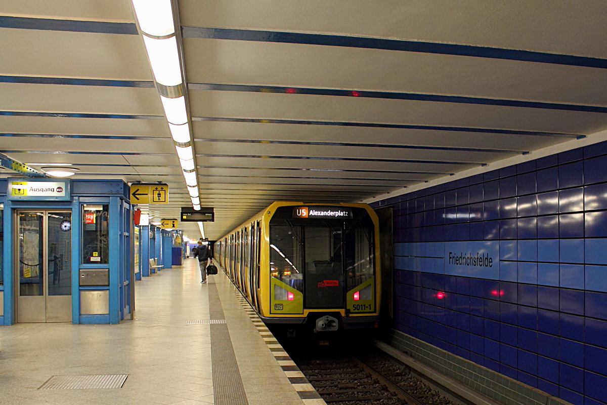 Der U-Bahnzug 5011 der Bauart H 97 auf der Linie U 5 von Hönow nach Alexanderplatz beim Halt am 20.03.2016 in der Station Friedrichsfelde. Der Zug wurde 1998 bei Adtranz gebaut und hatte am 07.11.2012 seine letzte HU.