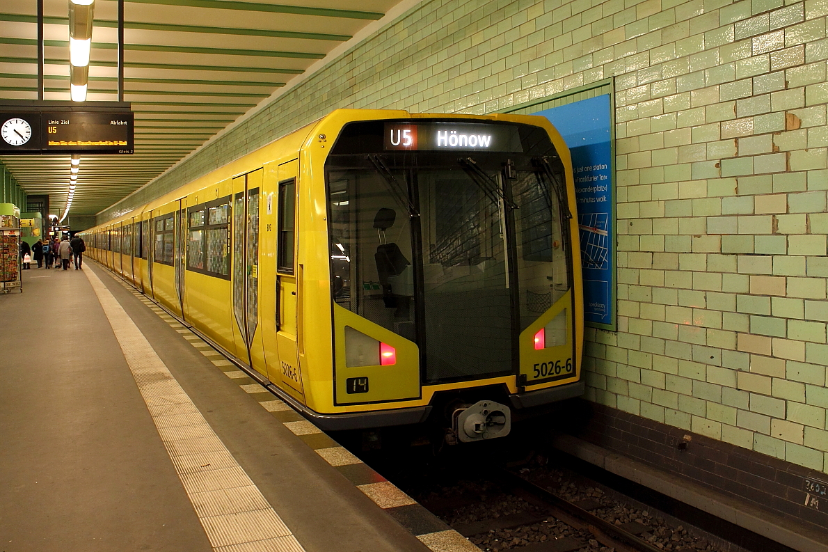 Der U-Bahnzug 5026 der Bauart H 97 auf der Linie U 5 von Alexanderplatz nach Hönow beim Halt am 08.02.2016 in der Station Samariterstraße.
Der Zug wurde 1998 bei Adtranz gebaut.

