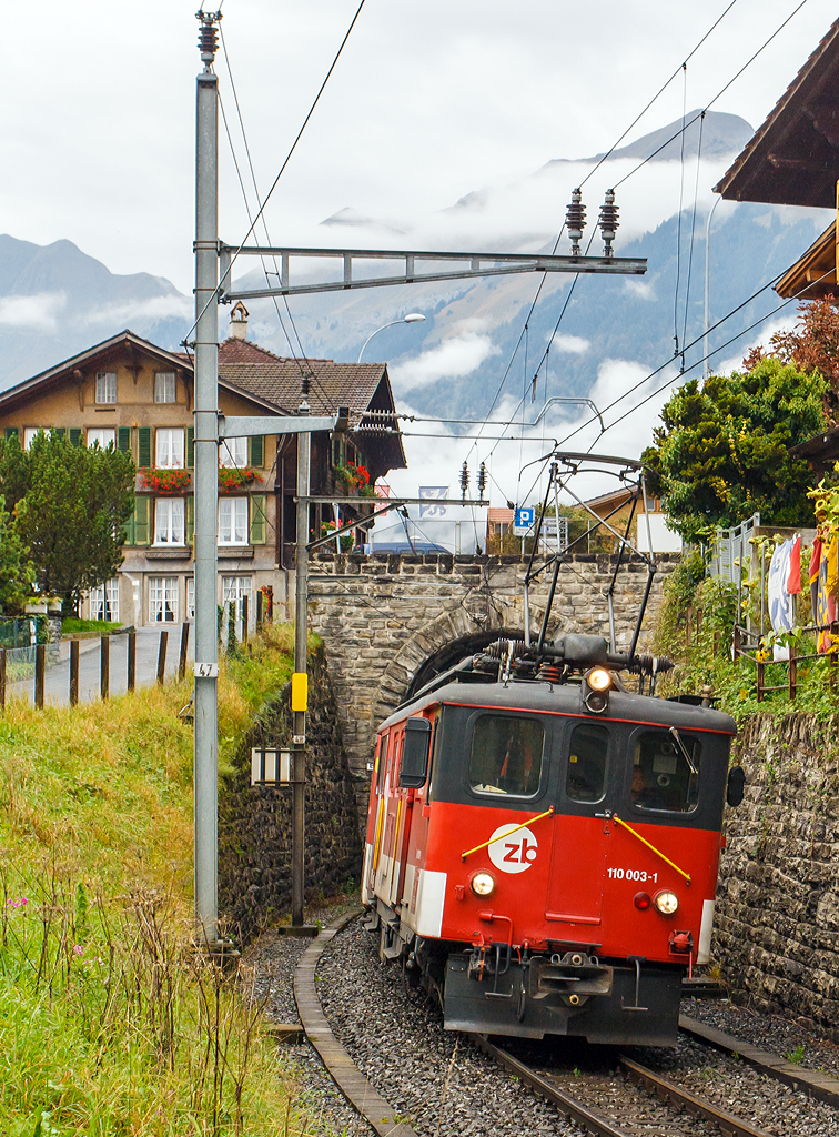 
Der, über 70 Jahre alte mittlerweile zahnlose, Gepäcktriebwagen De 110 003-1 (ex Deh 4/6 - 910) der zb (Zentralbahn) verlässt am 29.09.2012, mit einem Regionalzug (Interlaken Ost - Meiringen), gerade den 895 m langen Tunnel Brienzdorf und erreicht gleich den Bahnhof Brienz. 

Leider ist diese De 4/4, wie die meisten anderen bereits abgebrochen und vielleicht schon eingeschmolzen.  