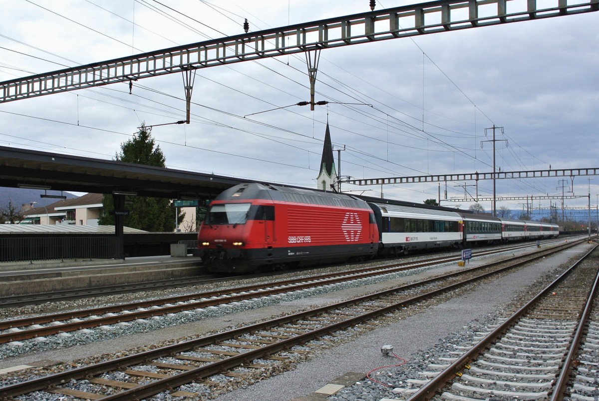 Der über den Bözberg umgeleitete IC 30674 bei Durchfahrt in Kaiseraugst. Gezogen wird der Zug von der Re 460 106-8, an erster Stelle wird der Salon de luxe 61 85 89-90 101-5 nach Basel überführt, 01.03.2014.