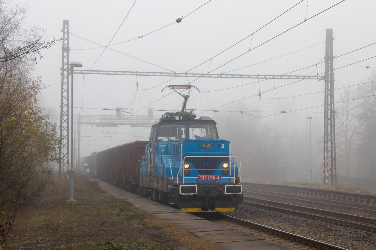 Der Übergabezug mit 111 015-4 ist am 16. November 2018 in Zelenice nad Bilinou unterwegs in Richtung Bilina. 