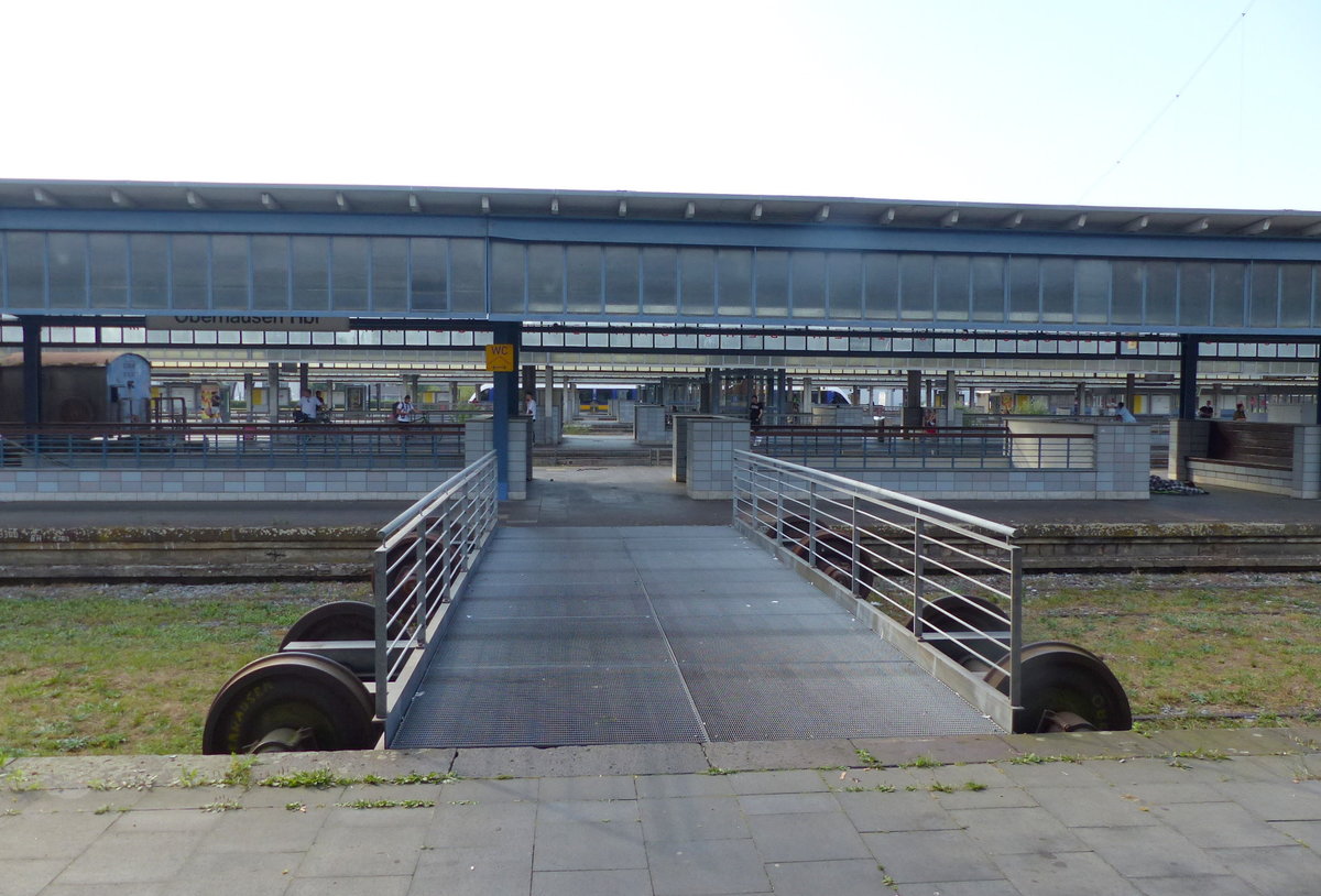 Der Übergang von den ehem. Bahnsteigen 1 und 2 zum Museumsbahnsteig, am 14.08.2020 in Oberhausen Hbf.