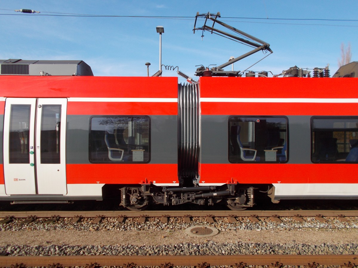 Der Übergang der Wagenkästen vom 442 344,am 09.November 2014,in Bergen/Rügen.