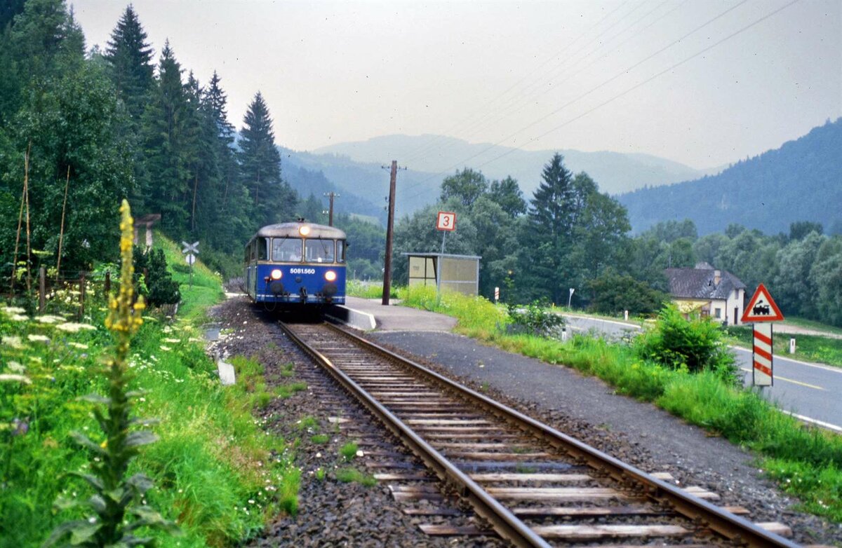 Der Uerdinger Schienenbus erinnert hier an Zeiten, welche von Schönheit durchdrungen waren. Er fährt am 18.07.1986 auf der ÖBB-Nebenbahn Launsdorf-Hochosterwitz-Hüttenberg.