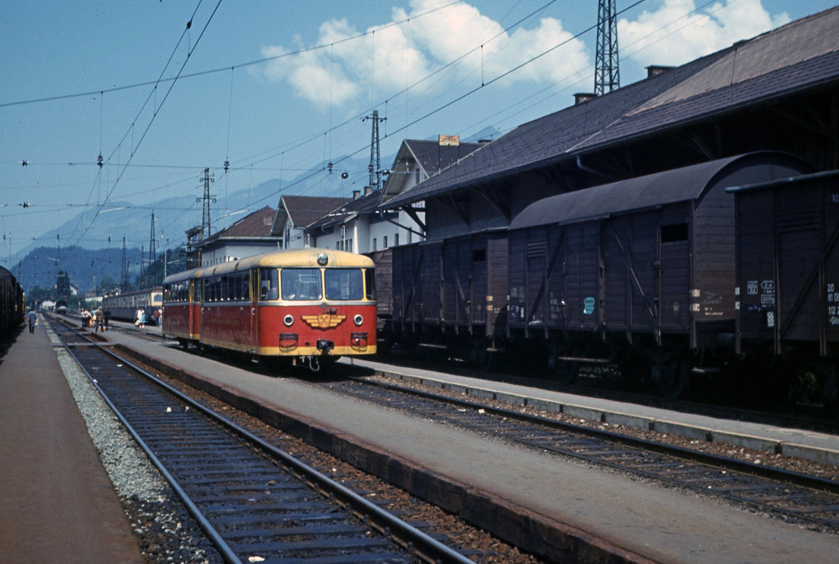 Der Uerdinger Schienenbus der Montafonerbahn im Bahnhof Bludenz am 19.07.1972. 
VT10.112 und VS10.211 von Bludenz nach Schruns. Die Zugnummer ist nicht bekannt. Diascan (3M color slide).