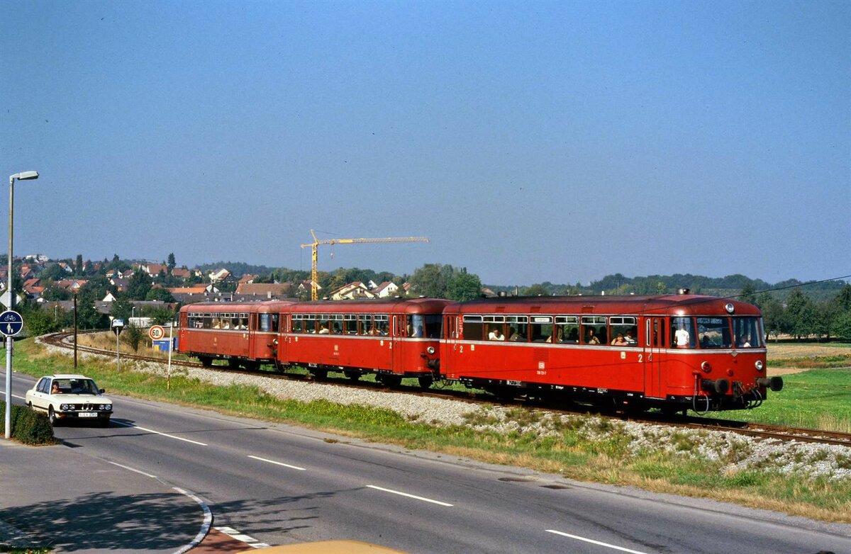 Der Uerdinger Schienenbuszug befindet sich hier am Ortsbeginn von Leinfelden. Auf der früheren DB-Strecke Stuttgart-Rohr-Filderstadt wurde am 29.09.1985 noch eine der wenigen Sonderfahrten veranstaltet.