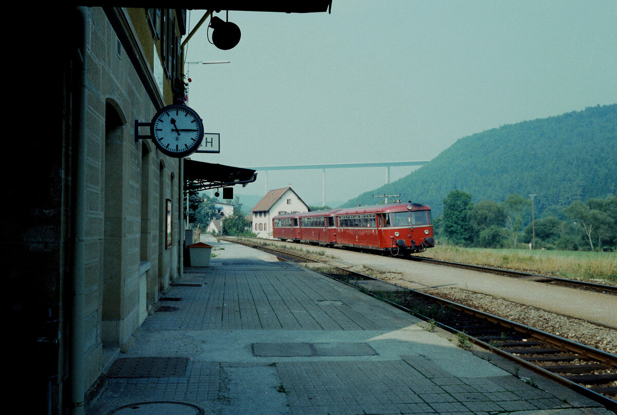 Der Uerdinger Schienenbuszug erreicht den Bahnhof Eyach, er ist auf der DB-Nebenbahn Tübingen-Horb unterwegs (1983)  