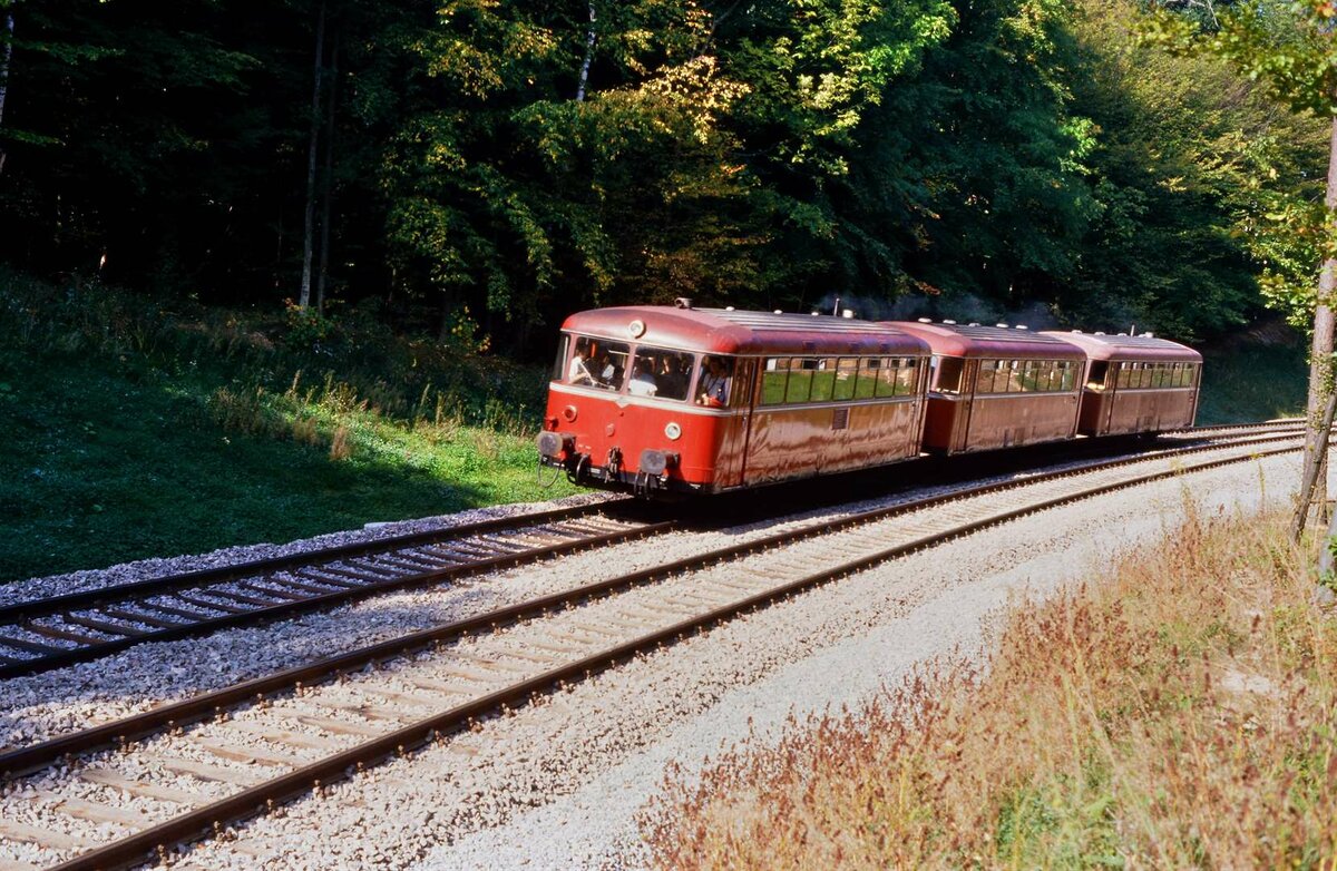 Der Uerdinger Schienenbuszug wirkt hier etwas verloren auf dieser bereits für eine spätere S-Bahnlinie zweigleisig ausgebauten Strecke. Er befindet sich in der Nähe von Rohr und nutzt die frühere DB-Bahnstrecke Stuttgart-Rohr-Filderstadt. Das Foto entstand am 29.09.1985. 