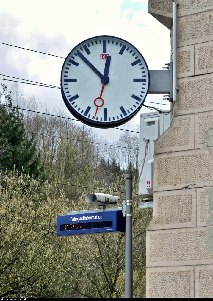 Der Uhrenvergleich: Welche geht denn nun richtig?
Aufgenommen auf Bahnsteig 1 des Bahnhofs Sulzbach(Murr) auf der Bahnstrecke Waiblingen–Schwäbisch Hall-Hessental (Murrbahn | KBS 785).
[11.3.2020 | 11:51 Uhr] 😉