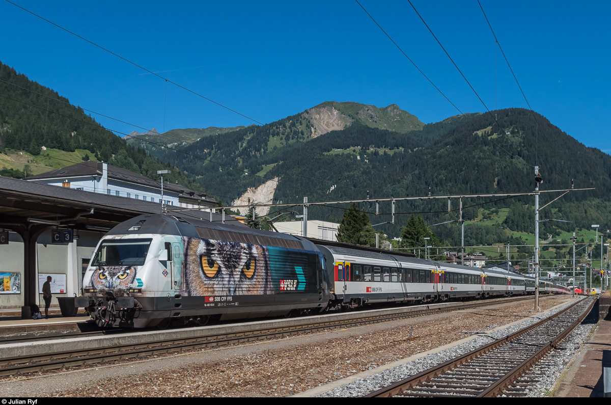 Der Uhu ist eigentlich kein Zugvogel, trotzdem machte die Re 460 105 am 23. August 2016 einen Ausflug in den Süden. Hier auf der Rückfahrt bei der Einfahrt in den Bahnhof Airolo.