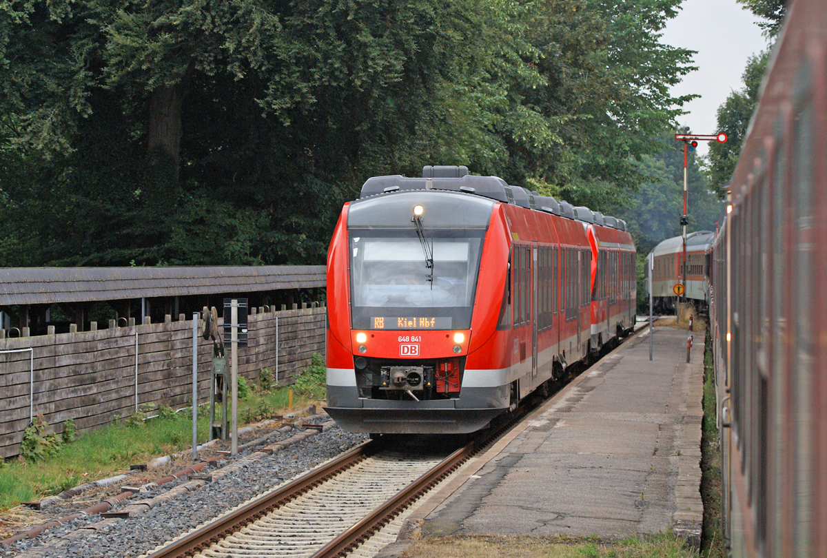 Der umgeleitete CNL nach Kopenhagen begegnet in Gettorf 648 341 als RB nach Kiel Hbf. 