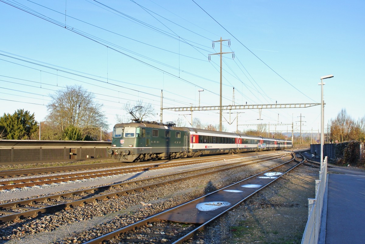 Der umgeleitete EC 96 mit der führenden Re 4/4 II 11161 bei Durchfahrt in Kaiseraugst, 07.12.2013.