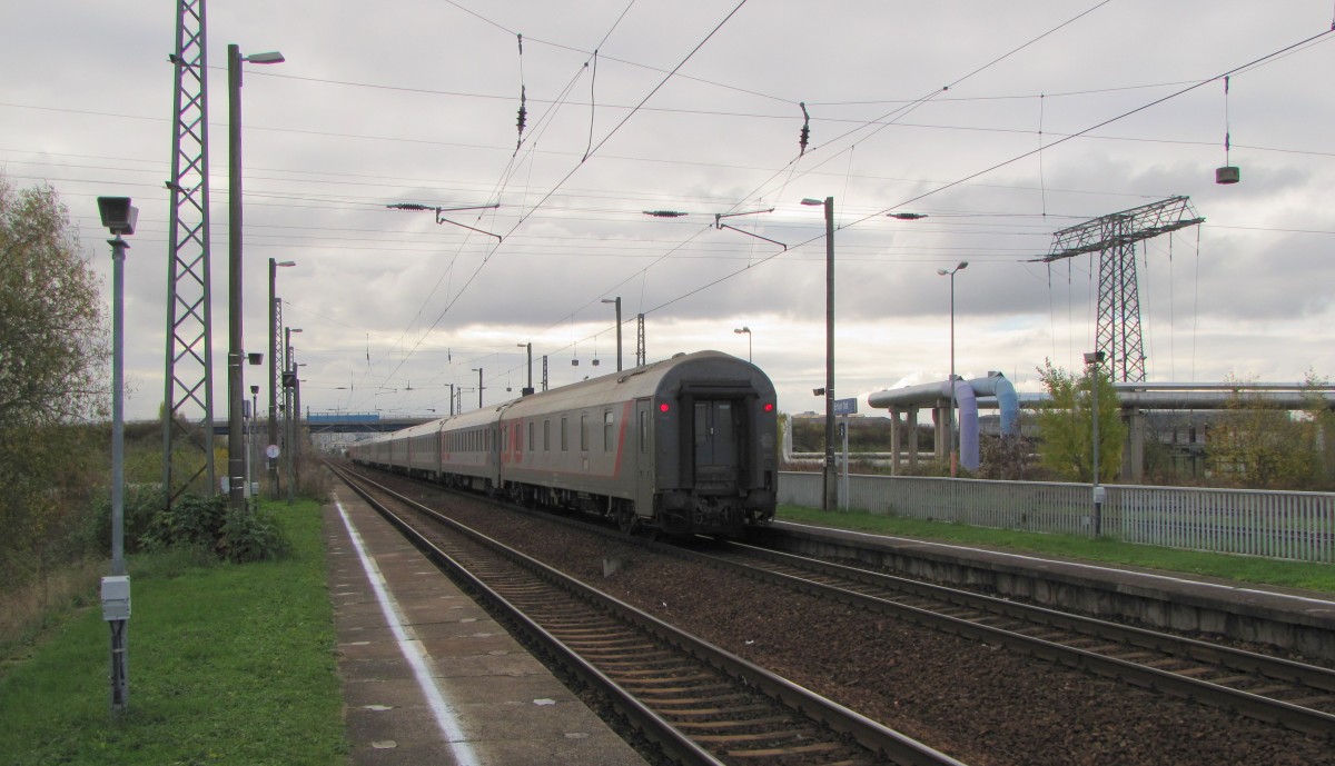 Der umgeleitete EN 452 von Moskva Belorusskaja nach Paris Est, am 11.11.2013 in Erfurt Ost.