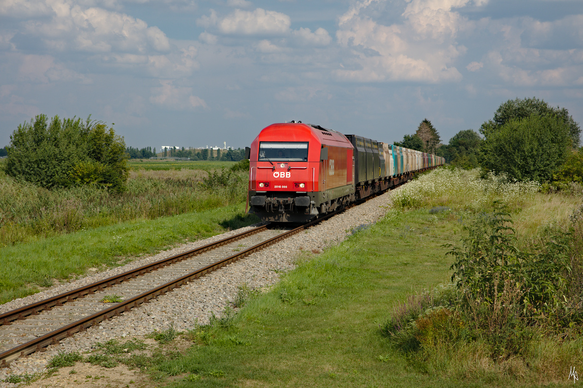 Der umgeleitete Güterzug mit der 2016 098 an der Spitze kurz vor der ehemaligen Haltestelle Zwingendorf. (10.08.2020)
