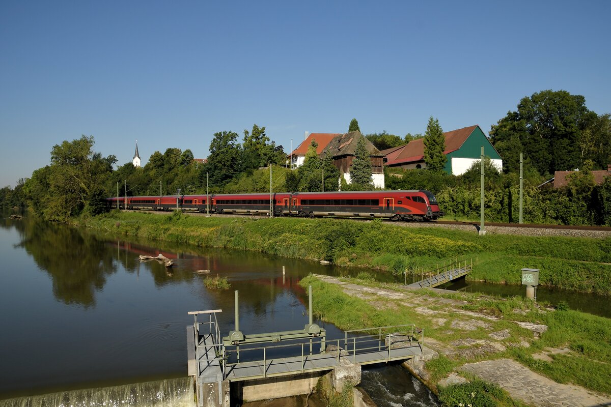 Der umgeleitete RJx nach Budapest am 09.08.25 am Amperwehr bei Volkmannsdorf