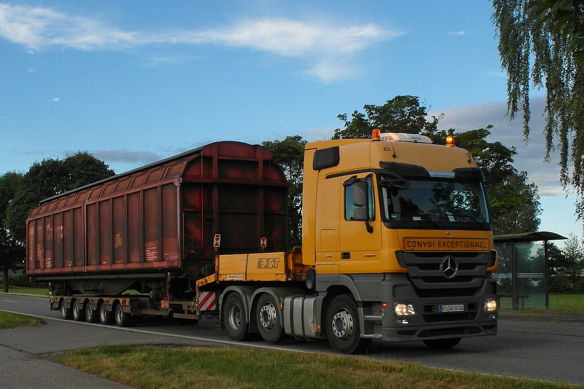 Der in Ummendorf aufgeladene leere Schiebewandwagen der Gattung Hbbins wird zur Beladung nach Ochsenhausen transportiert. Aufnahme entstand am 30.06.2017 bei Ummendorf.