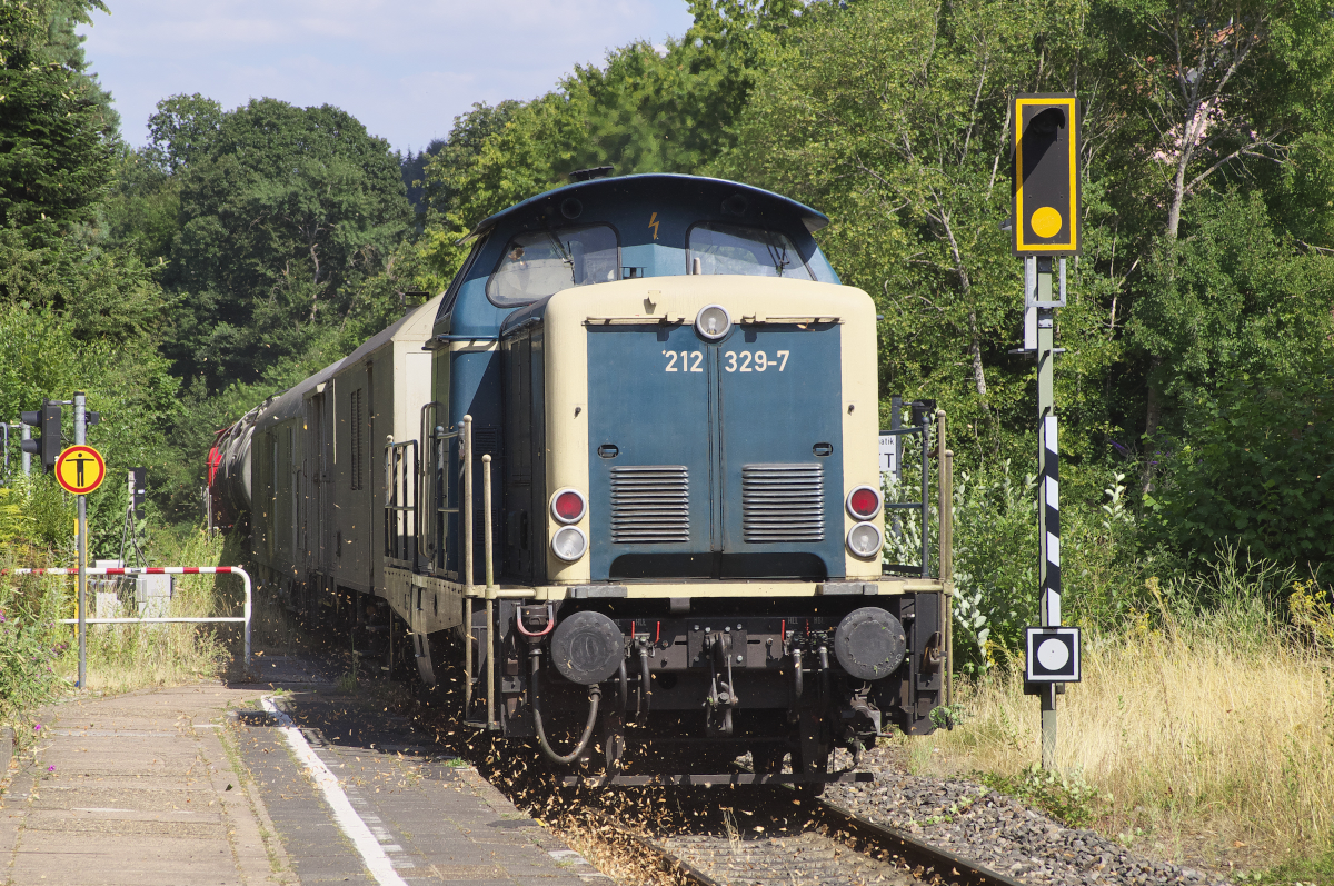 Der Unkrautspritzzug ist unterwegs: 212 329-7 und 212 265-3 brausten mit flottem Tempo durch den Haltepunkt Siersburg auf der Niedtalbahn. 18.07.2018