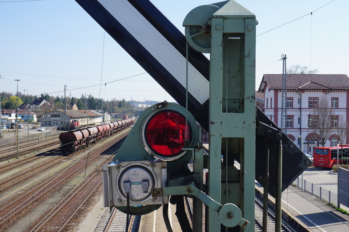 DER UNSICHTBARE ZUG - durch das Rot des Flügelsignals verschwindet das Rot des Regionalexpress. Villingen, 08.04.2017