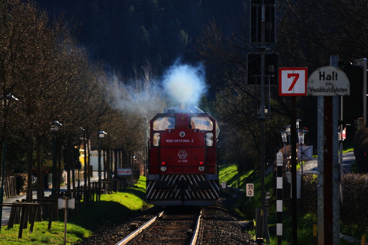 Der untergehenden Sonne entgegen schiebt die 1500erter den Abendlichen R8569 aus 3 Doppelstockwagen bei Deutschlandsberg und zeigt einige  Rauchzeichen  . 1.April 2015