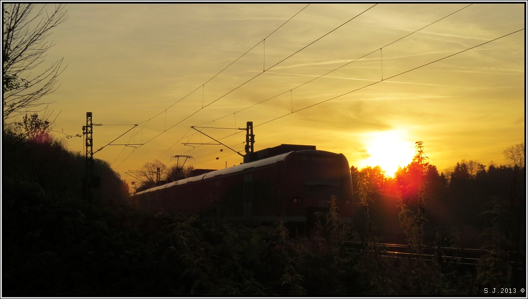 Der untergehenden Sonne entgegen.In Richtung Westen geht es für die Rhein Niers Bahn nach Aachen,hier bei Rimburg auf der KBS 485 Anfang Dezember 2013. 