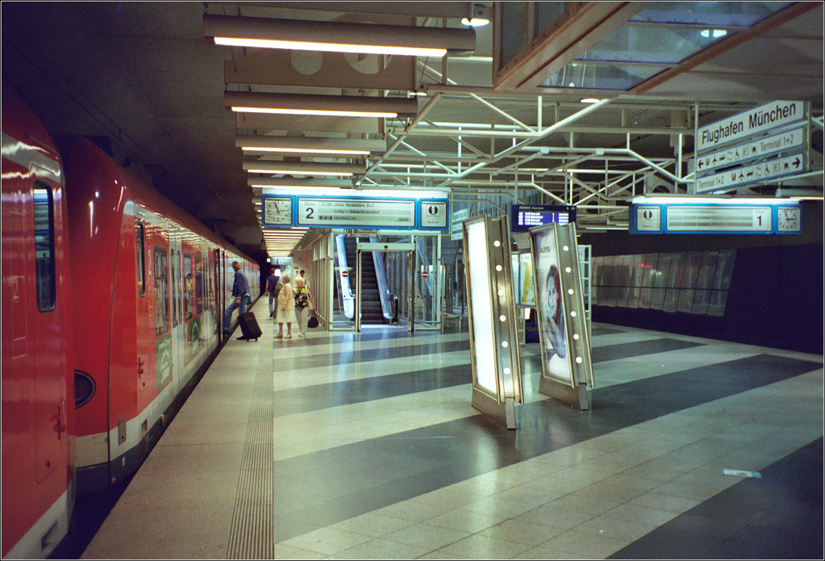 Der unterirdische S-Bahnhof im Flughafen München -

Die ca. 20 km lange Neubaustrecke Ismaning - Flughafen München wurde am 7. März 1992 in Betrieb genommen. 

Analoge Aufnahme, 2003 (M)