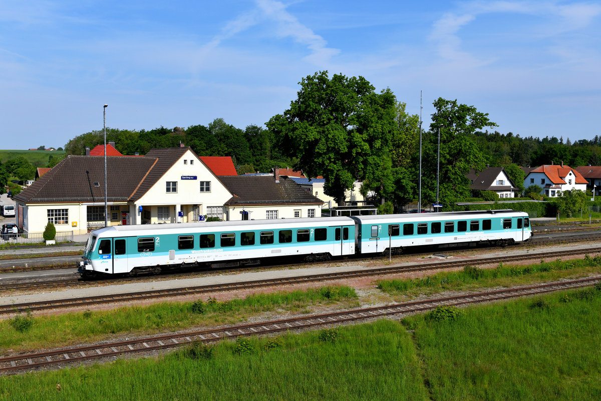 Der in der Ursprungslackierung gehaltene 628 486 / 673 legt einen kurzen Halt im Bahnhof Garching / Alz ein. In wenigen Augenblicken wird er seine Fahrt als RB 27090 in Richtung Mühldorf fortsetzen. Seit 25 Jahren verrichten diese Triebzüge nun schon zuverlässig ihren Dienst auf den nicht-elektrifizierten Nebenbahnen im südlichen Oberbayern (25. Mai 2019). 