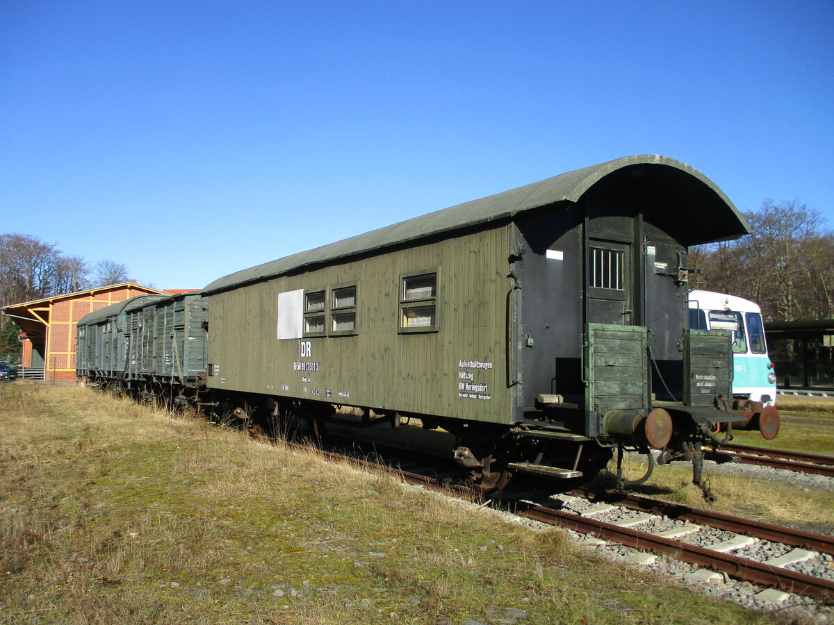 Der Usedomer Hilfszug besteht aus drei Altbaufahrzeugen.Wie diese Donnerbüchse die als Aufenthaltswagen dient.Im Bahnhof Heringsdorf ist der Hilfszug abgestellt und dort fotografierte ich am 27.Februar 2022.