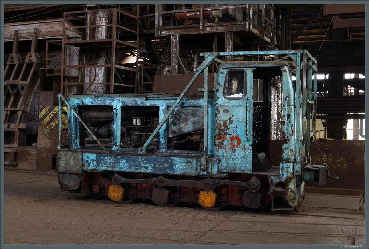 Der V10C  38  sieht man das harte Arbeitsleben im Stahlwerk Brandenburg an. Als Sonderausstattung hat die Lok einen Schutzkäfig erhalten. (Industriemuseum Brandenburg, 15.02.2020)