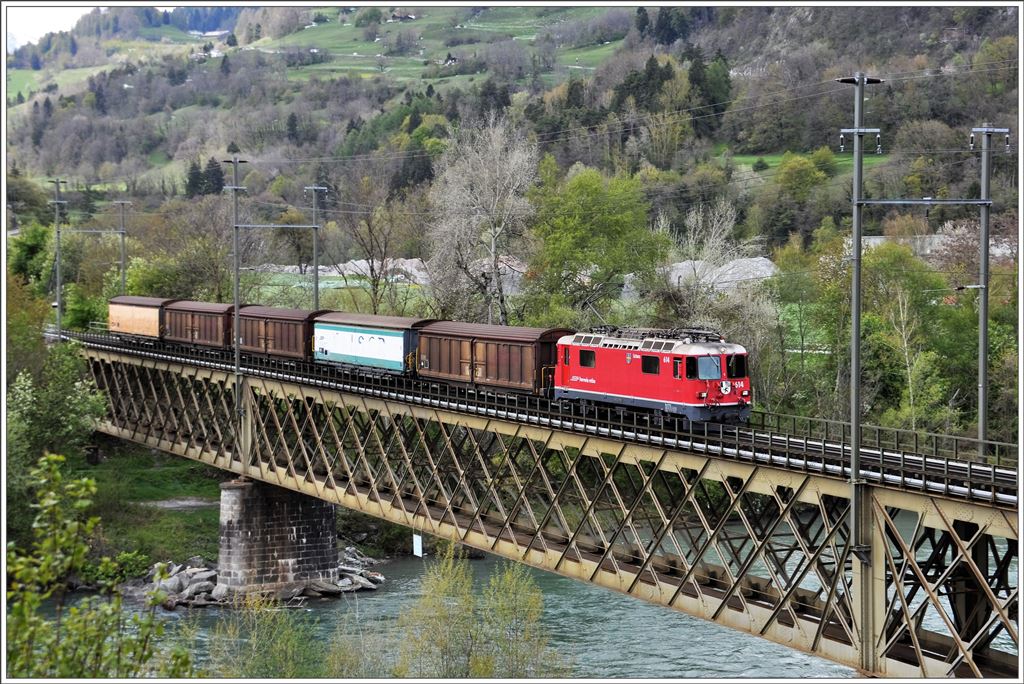 Der Valserwasserzug aus Ilanz mit der Ge 4/4 II 614  Schiers  auf der Hinterrheinbrücke bei Reichenau-Tamins. (27.04.2016)
