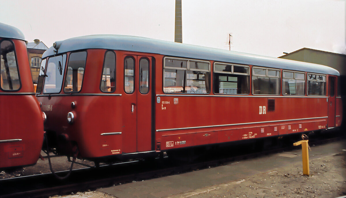 Der vom VEB Görlitz 1969 an die DR gelieferte VT 2.09.235 und spätere 172 135 am 19.09.1991 im Raw. Halle. Das Fahrzeug wurde 2001 ausgemustert und 2002 an die CFR Rumänien verkauft (Quelle: triebwagenarchiv.de).