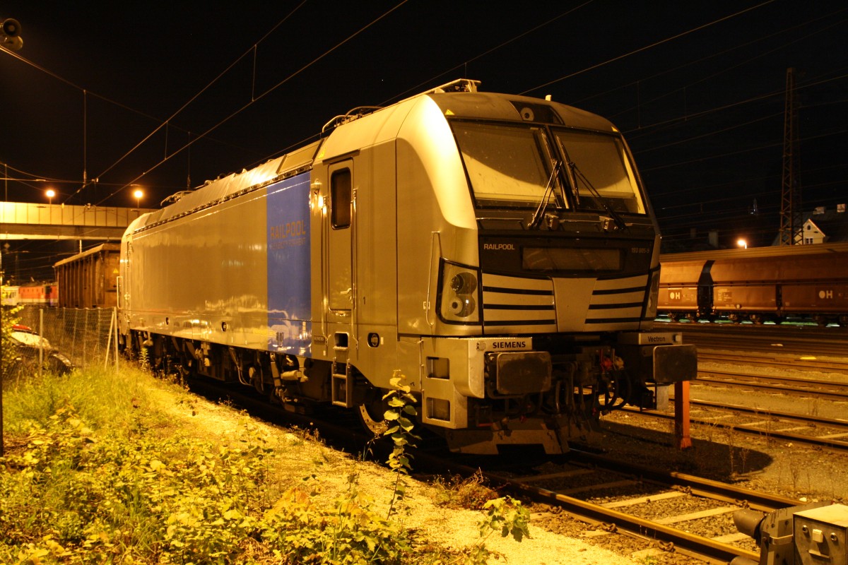 Der Vectron 193 805-9 von Railpool ist momentan für Lokomotion unterwegs. Hier steht die Lok am 10.10.2014 im Bahnhof Kufstein, dahinter steht ein defekter Schrottwagen.