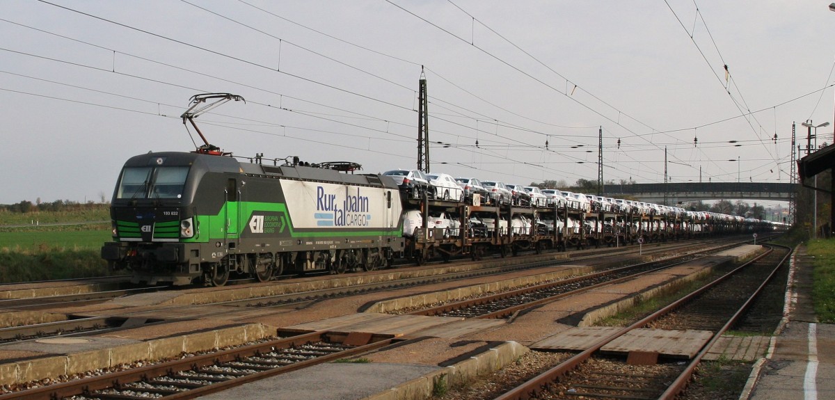 Der Vectron 193 832-3 von ELOC (european locomotive leasing) vermietet an die Rurtalbahn Cargo ist am 27.11.2014 mit einem vollen Autotransportzug durch Kirchstetten unterwegs. Der Zug fährt Richtung Passau.