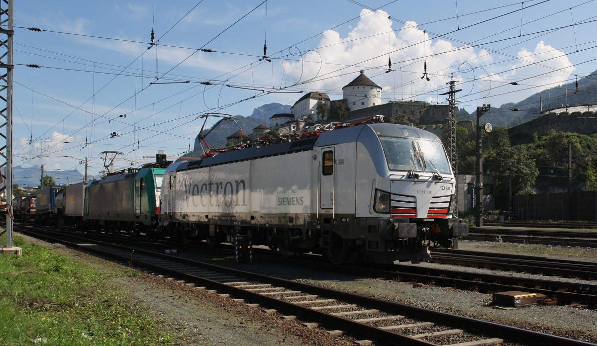 Der Vectron 193 901-3 PCW ist zusammen mit 186 247-3 für Lokomotion mit einem KLV zum Brenner unterwegs. Hier bei der Ausfahrt in Kufstein mit Blick auf die Festung. Grüße an den TF!