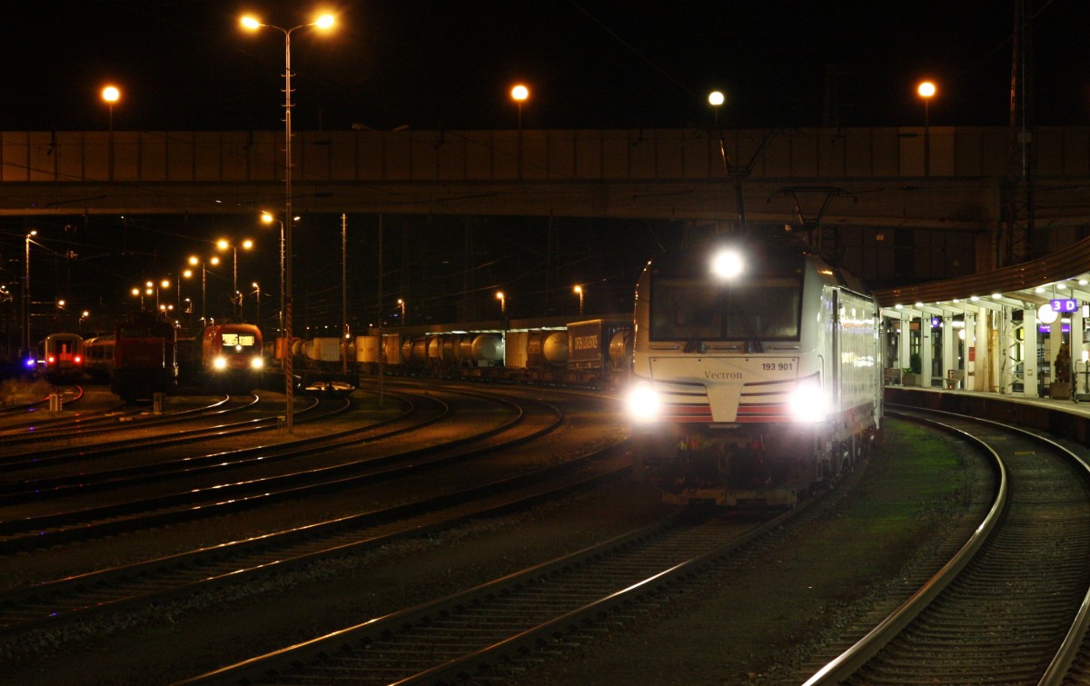 Der Vectron 193 901-6 PCW steht mit 189 914-5 von Lokomotion am Abend des 17.9.2014 abfahrbereit im Bahnhof Kufstein. 