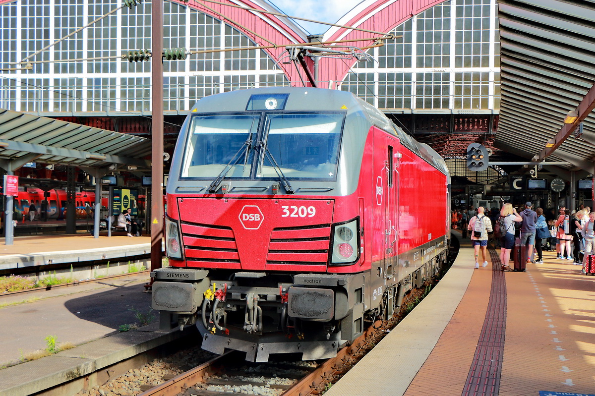 Der Vectron 3203 der DSB steht mit einem Zug bereit zur Abfahrt in Kobenhavn H, dem Hauptbahnhof von Kopenhagen am 04. Juli 2022 zu unserer letzten Teiletappe nach Hamburg Hbf. 