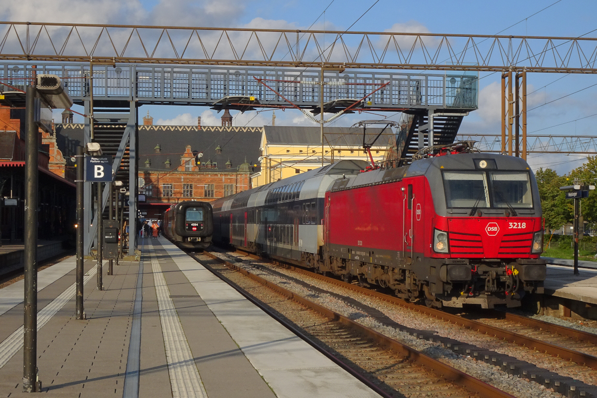 Der Vectron EB 3218 der DSB im Bahnhof Helsingør in Großaufnahme, auf dem Nachbargleis ist eben der ET 4394 der DSB aus Kopenhagen eingefahren.
Helsingør, 2. September 2023, 18.09 Uhr