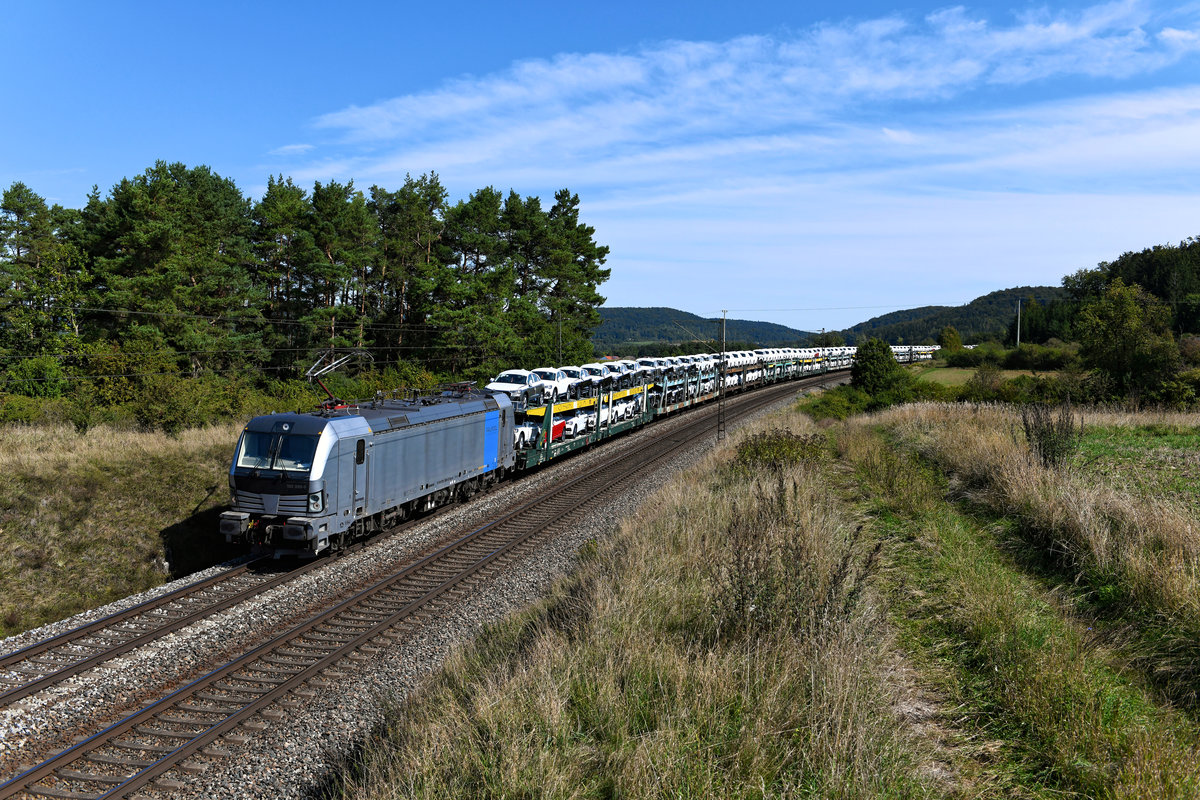 Der Vectron mit der höchsten Ordnungsnummer brachte am 19. September 2020 den DGS 47142 von Györ nach Bremen Rbf. Bei Kerschhofen in der Oberpfalz fuhr mir die für die Rurtalbahn Cargo im Einsatz stehende 193  999 mit einer Ladung fabrikneuer Audis vor die Linse. 