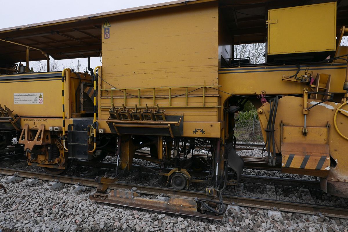 Der  Verdichter-/Rüttelbereich  der Universalstopfmaschine 08 - 475 Unimat 4S von Plasser & Theurer (97 43 42 509 17-7), eingesetzt von der Schweerbau GmbH am 03.03.2018 im Bahnhof von Langenargen.